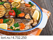 Морской окунь, запеченный с овощами, зеленью и лимоном. Стоковое фото, фотограф Анастасия Мелешкина / Фотобанк Лори