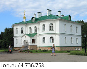 Спасо-Елеазаровский женский монастырь. Настоятельский корпус с домовой церковью Архангела Гавриила (2013 год). Редакционное фото, фотограф EgleKa / Фотобанк Лори