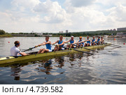 Мужская восьмерка плюс рулевой после соревнований Большая Московская регата на Гребном канале "Крылатское" города Москвы (2013 год). Редакционное фото, фотограф Николай Винокуров / Фотобанк Лори