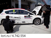 Автомобиль Seat Leon российского гонщика Николай Карамышева у питлейна на Чемпионате мира по шоссейно-кольцевым гонкам по кольцевым гонкам WTCC на трассе "Moscow Raceway" в Подмосковье (2013 год). Редакционное фото, фотограф Николай Винокуров / Фотобанк Лори