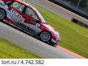 Автомобиль Lada Granta команды LADA Sport LUKOIL участвует в гонках Чемпионата мира WTCC на трассе "Moscow Raceway" в Подмосковье (2013 год). Редакционное фото, фотограф Николай Винокуров / Фотобанк Лори