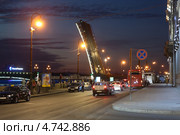 Вид на разведенный троицкий мост с Дворцовой набережной. Санкт-Петербург (2013 год). Редакционное фото, фотограф Кекяляйнен Андрей / Фотобанк Лори