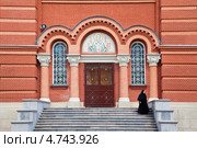 Вход в Никольский собор Покровского монастыря в Хотькове (2013 год). Редакционное фото, фотограф Наталья Волкова / Фотобанк Лори