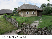 Старая хата украинского села. Сруб, обмазанный глиной, под соломенной крышей. Киев, музей под открытым небом в Пирогово (2010 год). Редакционное фото, фотограф Александров Никита / Фотобанк Лори