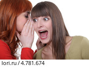 Девушка делится секретом с подругой. Стоковое фото, фотограф Phovoir Images / Фотобанк Лори