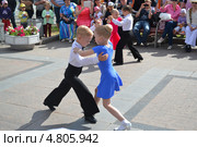 Выступление танцоров на Цветном бульваре в Тюмени в День молодежи (2013 год). Редакционное фото, фотограф Землянникова Вероника / Фотобанк Лори