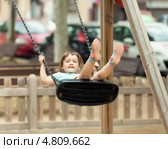 Девочка качается на качелях в парке. Стоковое фото, фотограф Яков Филимонов / Фотобанк Лори
