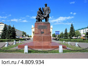 Памятник Черепановым в Нижнем Тагиле (2013 год). Редакционное фото, фотограф Александр Агафонов / Фотобанк Лори