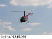 Красный вертолет летит в небе (Robinson R-44, RA-04277) Стоковое фото, фотограф Щеголева Ольга / Фотобанк Лори