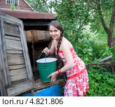 Девушка у колодца. Стоковое фото, фотограф Татьяна Юни / Фотобанк Лори