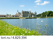 Замок Шантийи в солнечный летний день (Chateau de Chantilly). Франция (2013 год). Стоковое фото, фотограф E. O. / Фотобанк Лори