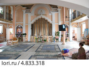 Молельный зал в центре бхакти-йоги. Посёлок Лахта. Санкт-Петербург (2013 год). Редакционное фото, фотограф Румянцева Наталия / Фотобанк Лори