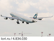 Airbus A340 (бортовой B-HXI) авиакомпании Cathay Pacific вылетает из Домодедова (2013 год). Редакционное фото, фотограф Alexei Tavix / Фотобанк Лори