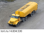 Топливозаправщик аэродромный АТЗ-22 на базе КрАЗ-256 (2013 год). Редакционное фото, фотограф Александр Тарасенков / Фотобанк Лори