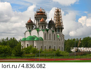 Строящийся храм Покрова Пресвятой Богородицы в Барнауле (2013 год). Стоковое фото, фотограф Alexey D. / Фотобанк Лори