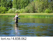 Рыбак стоящий в воде, ловит рыбу нахлыстовой снастью на реке Чусовая. Стоковое фото, фотограф Сергей Завьялов / Фотобанк Лори