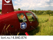 Красный легкий вертолет, фрагмент (Robinson-44, RA-04277) (2013 год). Редакционное фото, фотограф Щеголева Ольга / Фотобанк Лори
