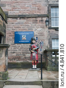 Эдинбургский замок (англ. Edinburgh Castle), статуя драгунского гвардейца с волынкой (2009 год). Редакционное фото, фотограф Ирина Фирсова / Фотобанк Лори