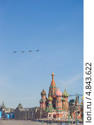Москва. Парад Победы. Группа фронтовых бомбардировщиков Су-34 пролетает над Храмом Василия Блаженного (2013 год). Редакционное фото, фотограф Литвяк Игорь / Фотобанк Лори