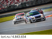 Группа автомобилей входит в поворот на Russian Racing Championship по кольцевым гонкам на трассе "Moscow Raceway" в Подмосковье (2013 год). Редакционное фото, фотограф Николай Винокуров / Фотобанк Лори