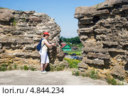 Туристка на башне копорской крепости (2013 год). Стоковое фото, фотограф Александр Щепин / Фотобанк Лори