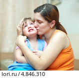 Мама успокаивает плачущую дочь. Стоковое фото, фотограф Яков Филимонов / Фотобанк Лори