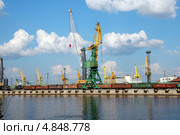 Морской грузовой порт на Канонерском острове, Санкт-Петербург (2013 год). Редакционное фото, фотограф Светлана Колобова / Фотобанк Лори