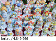 Продажа русских сувениров в Суздале, куколки в кокошниках (2013 год). Редакционное фото, фотограф Овчинникова Ирина / Фотобанк Лори