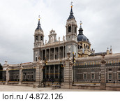 Собор Альмудена в Мадриде (2013 год). Стоковое фото, фотограф Яков Филимонов / Фотобанк Лори