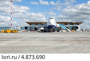Санкт-Петербург. Аэропорт Пулково. Самолёт Боинг 747 на фоне нового централизованного пассажирского терминала (2013 год). Редакционное фото, фотограф Александр Тарасенков / Фотобанк Лори