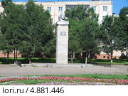 Памятник Сергееву Фёдору  Андреевичу (псевдоним Артём) Город Артём Приморского края (2013 год). Редакционное фото, фотограф syngach / Фотобанк Лори