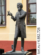 Памятник орнитологу Константину Тизенгаузу. Поставы. Беларусь (2013 год). Редакционное фото, фотограф Михаил Широков / Фотобанк Лори