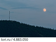 Вышка сотовой связи на склоне горы ночью на фоне Луны. Стоковое фото, фотограф Сергей Гусев / Фотобанк Лори