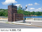 Пилон на въезде в сел Павлово. Ленинградская область (2011 год). Редакционное фото, фотограф Александр Щепин / Фотобанк Лори