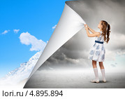 Изменяя реальность. Девочка переворачивает страницу. Стоковое фото, фотограф Sergey Nivens / Фотобанк Лори