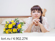 Невеста с цветами на кровати. Стоковое фото, фотограф Анастасия Улитко / Фотобанк Лори