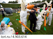 Полицейский в шутку арестовывает участника команды "Мазайцы" на Red Bull Flugtag 28 июля 2013 в Москве. Редакционное фото, фотограф Николай Винокуров / Фотобанк Лори