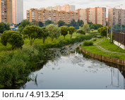 Мытищи,  вид с моста над рекой Яузой на городские многоэтажки (2013 год). Стоковое фото, фотограф Елена Преображенская / Фотобанк Лори