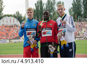Призеры чемпионата в беге на 800 метров на пьедестале на Юношеском чемпионате мира по легкой атлетике 2013 г. Редакционное фото, фотограф Игорь Гапчич / Фотобанк Лори
