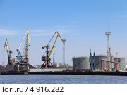 Нефтеналивной терминал и портовые краны на набережной Калининграда. Стоковое фото, фотограф Игорь Долгов / Фотобанк Лори