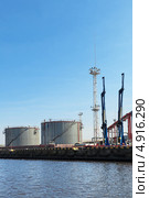 Нефтеналивной терминал на набережной Калининграда. Стоковое фото, фотограф Игорь Долгов / Фотобанк Лори
