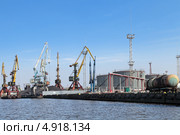 Нефтеналивной терминал и портовые краны на набережной Калининграда. Стоковое фото, фотограф Игорь Долгов / Фотобанк Лори