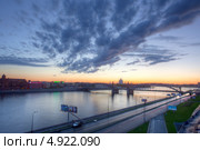 Санкт-Петербург. Вид на Малоохтинскую набережную и Большеохтинский мост (2013 год). Редакционное фото, фотограф Литвяк Игорь / Фотобанк Лори