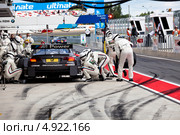 На автомобиле BMW M3 DTM команды производится замена колес в гоночной серии кузовных автомобилей Deutsche Tourenwagen Mastersна на трассе Moscow Raceway в Подмосковье 3 августа 2013. Редакционное фото, фотограф Николай Винокуров / Фотобанк Лори