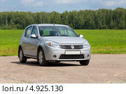 Автомобиль "Renault Sandero" (2013 год). Редакционное фото, фотограф Сергей Лаврентьев / Фотобанк Лори
