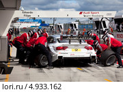 На автомобиле Audi RS 5 DTM производится замена колес  командой техников в гоночной серии кузовных автомобилей Deutsche Tourenwagen Mastersна на трассе Moscow Raceway в Подмосковье 3 августа 2013. Редакционное фото, фотограф Николай Винокуров / Фотобанк Лори
