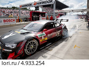 Автомобиль Audi RS 5 DTM команды Audi Sport Team Rosberg (пилот Edoardo Mortara) участвует в гоночной серии кузовных автомобилей Deutsche Tourenwagen Masters на трассе Moscow Raceway в Подмосковье 3 августа 2013. Редакционное фото, фотограф Николай Винокуров / Фотобанк Лори