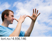 Молодой мужчина дразнится. Стоковое фото, фотограф Юлия Гапеенко / Фотобанк Лори