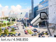 Видеокамера наблюдения на стене здания. Стоковое фото, фотограф Кекяляйнен Андрей / Фотобанк Лори
