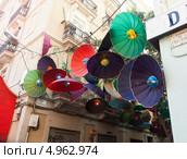 Festes de Gracia в Барселоне. Зонты в качестве уличных декораций (2013 год). Редакционное фото, фотограф Яков Филимонов / Фотобанк Лори